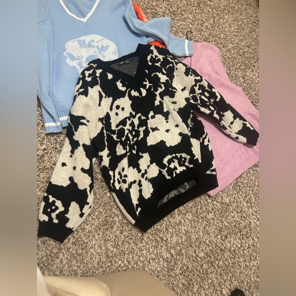 Sweaters. - Picture 1 of 4